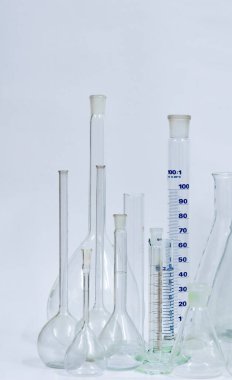 Eczane ve kimya teması. İlaç endüstrisindeki farklı ilaç türleri. Bilim ve tıbbi geçmiş veya laboratuvar. Mavi, serin ışık tonu..