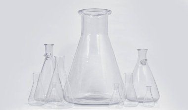 Kimyasal işçiliğin arka planında serin ışık.