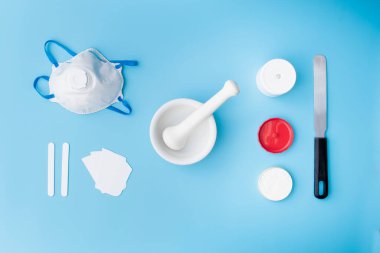 İlaç laboratuvar ekipmanları, beyaz ve mavi masada düz ya da üst görünüm. Merhem ve krem hazırlamak için..