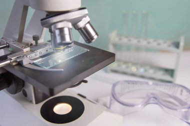 Laboratuarlarda, okullarda, histoloji ve patolojide kullanılan mikroskoplar veya biyolojik mikroskop.