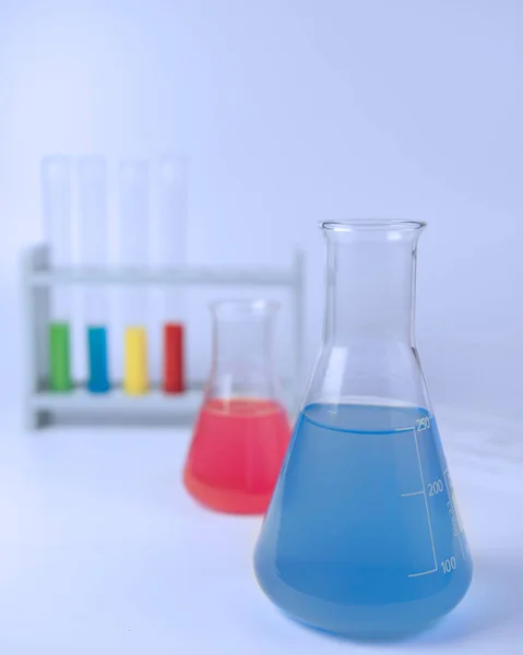 Химическая Лаборатория Колбы Трубки Цветные Реагенты Смешиваются Школы — стоковое фото