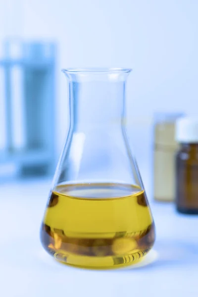 Beaker Χρυσό Χρώμα Πετρελαίου Ποτήρι Ποτήρι Ζέσεως Δροσερό Φως Τόνο — Φωτογραφία Αρχείου