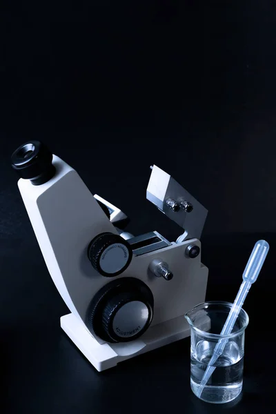 Refraktometre Bir Kırılma Indeksinin Ölçümü Için Kullanılan Bir Laboratuvar Veya — Stok fotoğraf