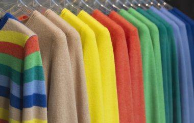 Satış Sırasında Renkli Kazaklar