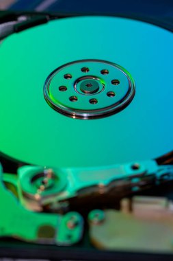 Sabit disk iç mekanizma donanım seçici odak yeşil mavi ışık, Makro fotoğrafçılık