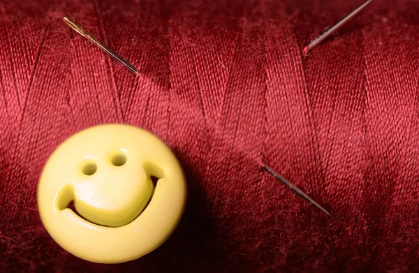 Czerwona Nitka Szycia Igła Szycia Withe Yellow Smile Button Selective — Zdjęcie stockowe