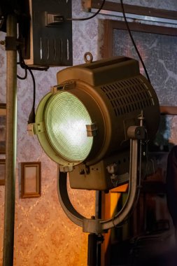 Stüdyoda eski tip projektör ışığı