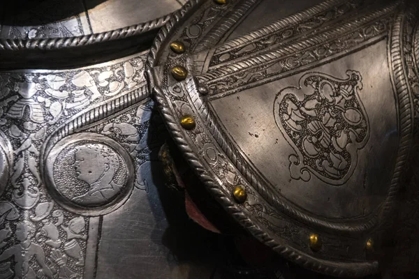 Şövalye elbisesi, omuzlar ve göğüs. Eski Avrupa kültürü..