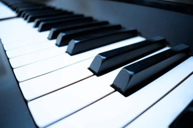 Piyano klavyesi siyah beyaz tuşlar serin bir tonda yakın çekim