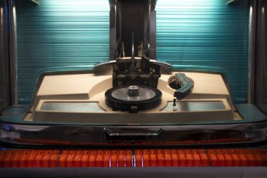 Farklı müzik parçaları olan eski bir pikap