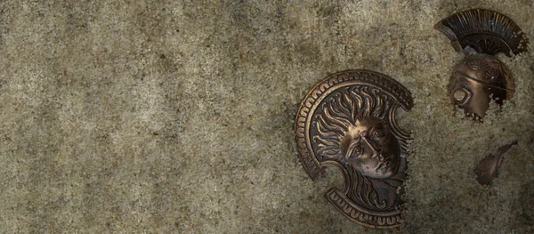 Roma güneş tanrısı kalkanı ve miğferi kuma gömüldü. Fethedilmemiş güneş, oyuncak, Sol Invictus.