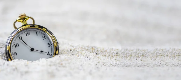 古代の時計 日光の砂の中にヴィンテージ古い黒と金の時計 — ストック写真