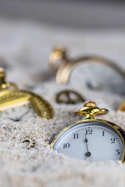 Cep Saatleri Kumdaki Eski Altın Cep Saatleri Makro Fotoğrafçılık — Stok fotoğraf