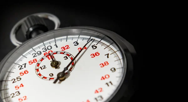Siyah ve kırmızı numaralı kronometre, makro fotoğraf.