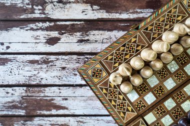 Renkli ahşap masa soyulmuş eski bir satranç oyununun üst görüntüsü