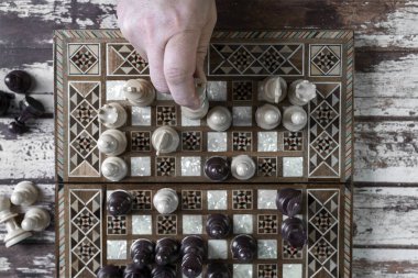 Renkli ahşap masadan soyulmuş eski bir el oyununun üst görüntüsü