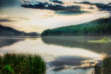 Sheridan Gölü 'ndeki Güney Dakota' nın Kara Tepeleri 'nde sisli bir akşam