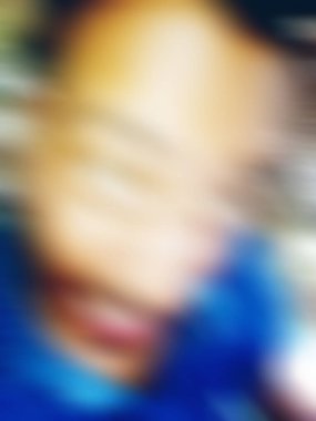 Görüntü ve soyut görüntü. Mutlu adam kameraya komik yüz ifadesini gösteriyor.. 