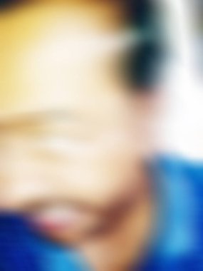 Görüntü ve soyut görüntü. Mutlu adam kameraya komik yüz ifadesini gösteriyor.. 