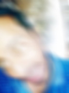 Görüntü ve soyut görüntü. Mutlu adam kameraya komik yüz ifadesini gösteriyor.. 