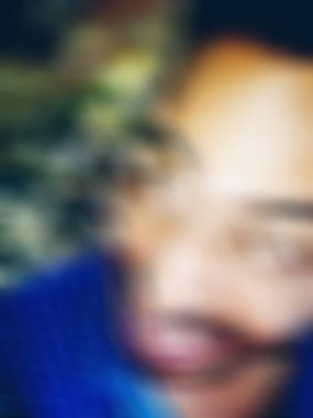 Görüntü ve soyut görüntü. Mutlu adam kameraya komik yüz ifadesini gösteriyor.. 