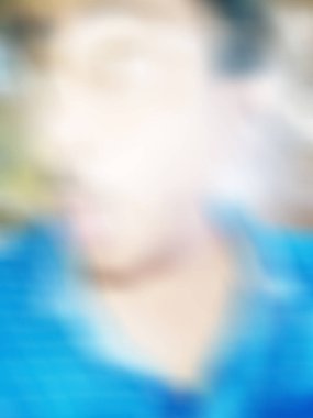 Görüntü ve soyut görüntü. Mutlu adam kameraya komik yüz ifadesini gösteriyor.. 