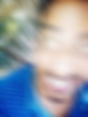 Görüntü ve soyut görüntü. Mutlu adam kameraya komik yüz ifadesini gösteriyor.. 