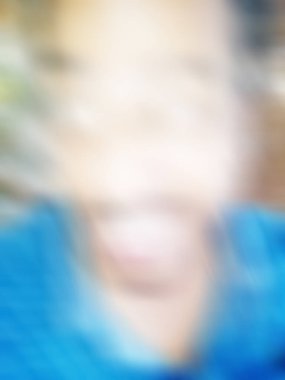 Görüntü ve soyut görüntü. Mutlu adam kameraya komik yüz ifadesini gösteriyor.. 