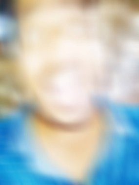 Görüntü ve soyut görüntü. Mutlu adam kameraya komik yüz ifadesini gösteriyor.. 