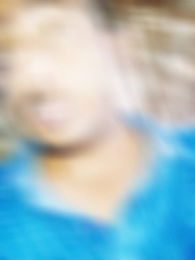 Görüntü ve soyut görüntü. Mutlu adam kameraya komik yüz ifadesini gösteriyor.. 