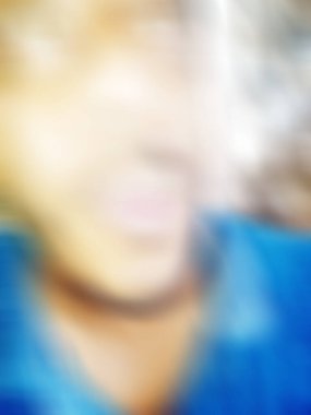 Görüntü ve soyut görüntü. Mutlu adam kameraya komik yüz ifadesini gösteriyor.. 