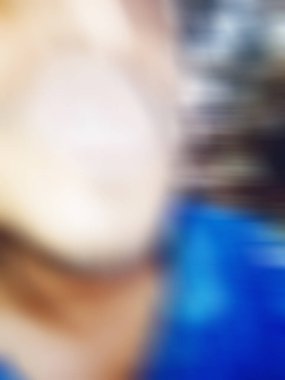 Görüntü ve soyut görüntü. Mutlu adam kameraya komik yüz ifadesini gösteriyor.. 