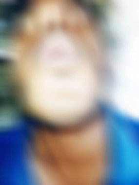 Görüntü ve soyut görüntü. Mutlu adam kameraya komik yüz ifadesini gösteriyor.. 