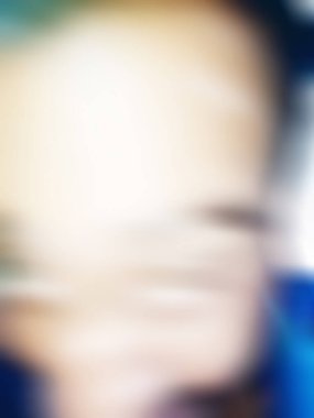 Görüntü ve soyut görüntü. Mutlu adam kameraya komik yüz ifadesini gösteriyor.. 