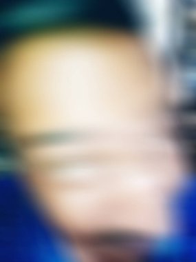 Görüntü ve soyut görüntü. Mutlu adam kameraya komik yüz ifadesini gösteriyor.. 