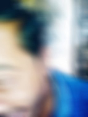 Görüntü ve soyut görüntü. Mutlu adam kameraya komik yüz ifadesini gösteriyor.. 