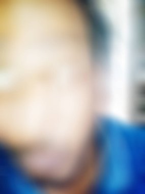 Görüntü ve soyut görüntü. Mutlu adam kameraya komik yüz ifadesini gösteriyor.. 