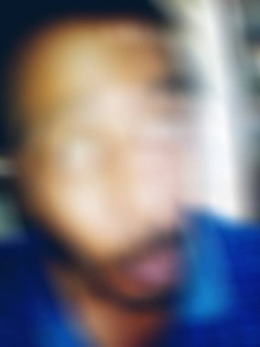 Görüntü ve soyut görüntü. Mutlu adam kameraya komik yüz ifadesini gösteriyor.. 