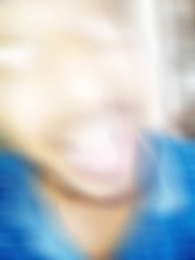 Görüntü ve soyut görüntü. Mutlu adam kameraya komik yüz ifadesini gösteriyor.. 