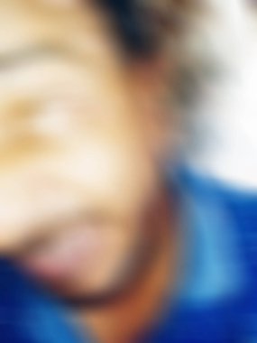 Görüntü ve soyut görüntü. Mutlu adam kameraya komik yüz ifadesini gösteriyor.. 