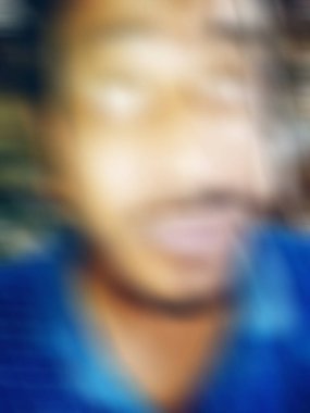 Görüntü ve soyut görüntü. Mutlu adam kameraya komik yüz ifadesini gösteriyor.. 