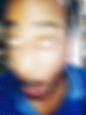 Görüntü ve soyut görüntü. Mutlu adam kameraya komik yüz ifadesini gösteriyor.. 