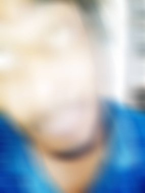 Görüntü ve soyut görüntü. Mutlu adam kameraya komik yüz ifadesini gösteriyor.. 