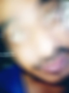 Görüntü ve soyut görüntü. Mutlu adam kameraya komik yüz ifadesini gösteriyor.. 