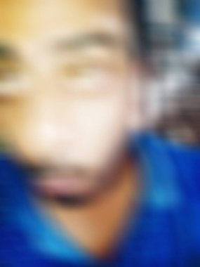 Görüntü ve soyut görüntü. Mutlu adam kameraya komik yüz ifadesini gösteriyor.. 