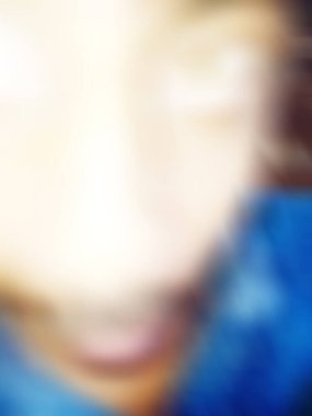 Görüntü ve soyut görüntü. Mutlu adam kameraya komik yüz ifadesini gösteriyor.. 