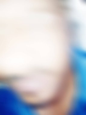 Görüntü ve soyut görüntü. Mutlu adam kameraya komik yüz ifadesini gösteriyor.. 