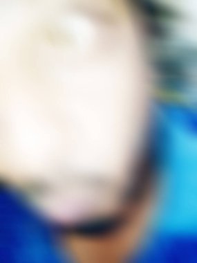 Görüntü ve soyut görüntü. Mutlu adam kameraya komik yüz ifadesini gösteriyor.. 