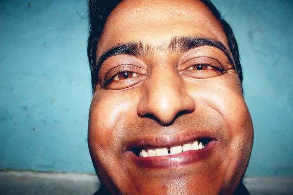 Desenfoque Imagen Abstracta Hombre Feliz Mostrando Expresión Facial Divertida Cámara — Foto de Stock