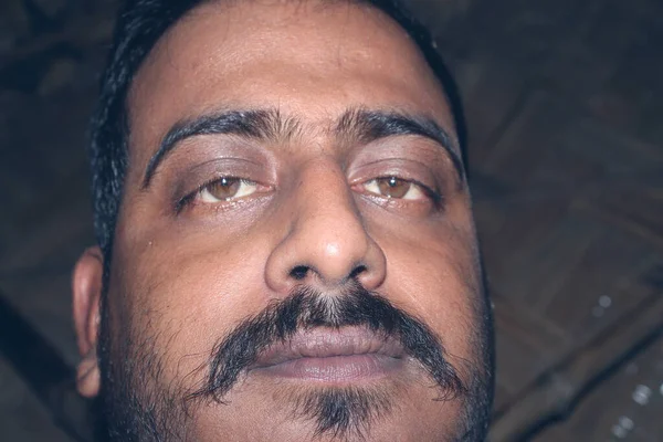 Ένας Ινδός Ένας Ασιάτης Που Κάνει Θόρυβο Στο Σπίτι Αντιγραφή — Φωτογραφία Αρχείου